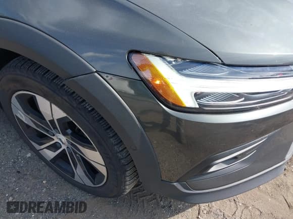 ✅ 2021 Volvo V60 • VIN: YV4102WK1M1071620 • Lot: 42354999. Wystawiony na IAAI z przebiegiem 48 332 mil. Bezpłatny archiwum sprzedaży aukcyjnych z USA i szczegółowy raport historii pojazdu na DreamBid. Zdjęcie 17.