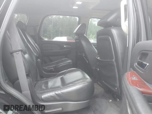 ✅ 2008 Cadillac Escalade • VIN: 1GYEC638X8R132914 • Lot: 42743713. Wystawiony na IAAI z przebiegiem 231 802 mil. Bezpłatny archiwum sprzedaży aukcyjnych z USA i szczegółowy raport historii pojazdu na DreamBid. Zdjęcie 8.