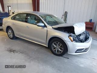 ✅ 2018 Volkswagen Passat S • VIN: 1VWAA7A35JC008756 • Лот: 43576107. Опубликован ранее на IAAI с пробегом 179 602 миль. Бесплатный доступ к архиву аукционных продаж из США и подробный отчёт об истории автомобиля на DreamBid. Изображение 1.