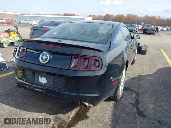 ✅ 2013 Ford Mustang V6 • VIN: 1ZVBP8AM3D5208786 • Lot: 43675092. Listed on IAAI with 30,168 mi. Free auction sales archive from the USA and detailed vehicle history report at DreamBid. Image 4.