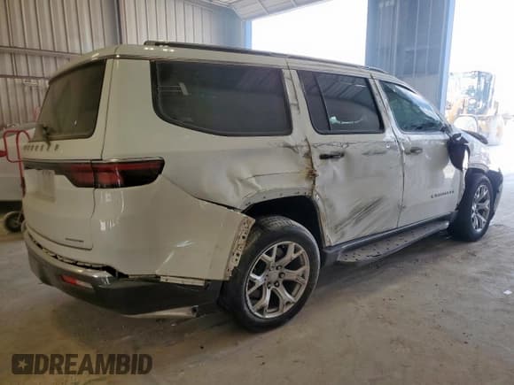 ✅ 2022 Jeep Wagoneer Series I • VIN: 1C4SJVATXNS196472 • Lot: 85273455. Wystawiony na Copart z przebiegiem 62 151 mil. Bezpłatny archiwum sprzedaży aukcyjnych z USA i szczegółowy raport historii pojazdu na DreamBid. Zdjęcie 3.