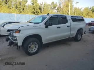 2021 Chevrolet Silverado 1500 Work Truck z VIN 1GCRYAEF9MZ114499, wystawiony jako Copart lot #61601605 z przebiegiem 147 199 mil mil oraz Szkoda całkowita • Salvage title. Historia ofert i sprzedaży dostępna na DreamBid. Obrazek 1.