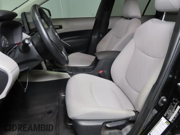 ✅ 2023 Toyota Corolla Cross LE • VIN: 7MUCAABG1PV064331 • Lot: 71099585. Wystawiony na Copart z przebiegiem 69 563 mil. Bezpłatny archiwum sprzedaży aukcyjnych z USA i szczegółowy raport historii pojazdu na DreamBid. Zdjęcie 9.