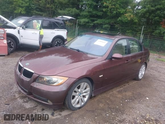 ✅ 2006 BMW 3 Series 325i • VIN: WBAVB17596NK41202 • Лот: 42856647. Опубликован ранее на IAAI с пробегом 137 562 миль. Бесплатный доступ к архиву аукционных продаж из США и подробный отчёт об истории автомобиля на DreamBid. Изображение 6.