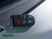 ✅ 2018 Jeep Grand Cherokee Altitude • VIN: 1C4RJEAG7JC141371 • Lot: 42557023. Wystawiony na IAAI z przebiegiem 179 660 mil. Bezpłatny archiwum sprzedaży aukcyjnych z USA i szczegółowy raport historii pojazdu na DreamBid. Zdjęcie 11.