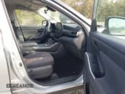 ✅ 2020 Toyota Highlander L • VIN: 5TDCZRAH8LS504468 • Lot: 43759492. Wystawiony na IAAI z przebiegiem 67 595 mil. Bezpłatny archiwum sprzedaży aukcyjnych z USA i szczegółowy raport historii pojazdu na DreamBid. Zdjęcie 5.