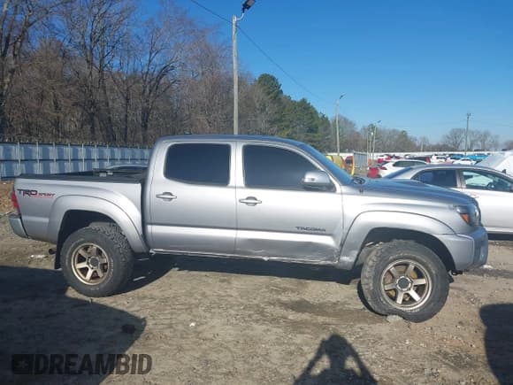 ✅ 2014 Toyota Tacoma • VIN: 3TMLU4ENXEM147587 • Lot: 41493027. Listed on IAAI with 160,207 mi. Free auction sales archive from the USA and detailed vehicle history report at DreamBid. Image 14.