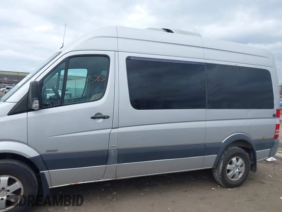 ✅ 2010 Mercedes-Benz Sprinter Passenger • VIN: WDZPE7CC9A5464133 • Lot: 41843768. Wystawiony na IAAI z przebiegiem 129 570 mil. Bezpłatny archiwum sprzedaży aukcyjnych z USA i szczegółowy raport historii pojazdu na DreamBid. Zdjęcie 14.