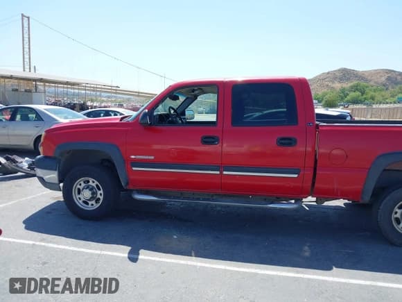 ✅ 2005 Chevrolet Silverado 2500HD LS • VIN: 1GCHK23U85F835517 • Lot: 42348998. Wystawiony na IAAI z przebiegiem 206 783 mil. Bezpłatny archiwum sprzedaży aukcyjnych z USA i szczegółowy raport historii pojazdu na DreamBid. Zdjęcie 6.