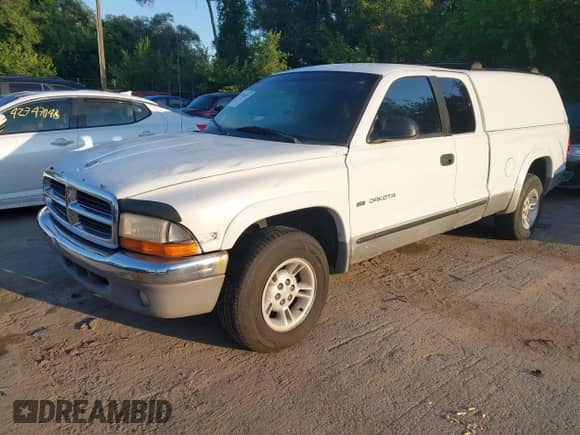 1997 Dodge Dakota with VIN 1B7GL23YXVS250828, listed as a IAAI auction lot 42728787 with 201,587 mi miles and . Bid and sale history available at DreamBid. Image 2.