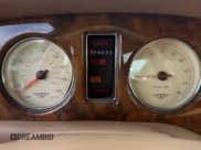 ✅ 2000 Bentley Arnage • VIN: SCBLC31E6YCX04197 • Lot: 92910355. Wystawiony na Copart z przebiegiem 126 339 mil. Bezpłatny archiwum sprzedaży aukcyjnych z USA i szczegółowy raport historii pojazdu na DreamBid. Zdjęcie 8.