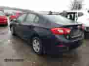 ✅ 2018 Chevrolet Cruze LS • VIN: 1G1BC5SM1J7185867 • Lot: 66072181. Wystawiony na Copart z przebiegiem 71 142 mil mil. Skorzystaj z bezpłatnego archiwum sprzedaży aukcyjnych z USA i zobacz szczegółowy raport historii pojazdu na DreamBid. Zdjęcie 3.