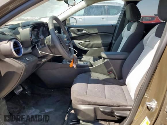 2024 Chevrolet Trax LS с VIN KL77LFE2XRC114759, выставлен на аукционе Copart как лот 85110195 с пробегом 43 627 миль миль и Списание • Salvage title. История ставок и продаж доступна на DreamBid. Изображение 7.