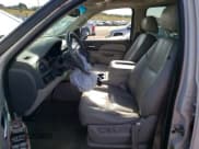 ✅ 2014 Chevrolet Suburban LT • VIN: 1GNSKJE71ER212981 • Lot: 65953354. Wystawiony na Copart z przebiegiem 215 614 mil. Bezpłatny archiwum sprzedaży aukcyjnych z USA i szczegółowy raport historii pojazdu na DreamBid. Zdjęcie 7.