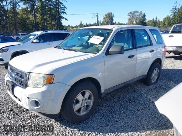 ✅ 2009 Ford Escape XLS • VIN: 1FMCU02749KB31375 • Lot: 43415502. Wystawiony na IAAI z przebiegiem 83 114 mil. Bezpłatny archiwum sprzedaży aukcyjnych z USA i szczegółowy raport historii pojazdu na DreamBid. Zdjęcie 2.