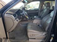 ✅ 2018 Chevrolet Tahoe LT • VIN: 1GNSCBKC5JR219818 • Lot: 91029495. Wystawiony na Copart z przebiegiem 147 323 mil. Bezpłatny archiwum sprzedaży aukcyjnych z USA i szczegółowy raport historii pojazdu na DreamBid. Zdjęcie 7.