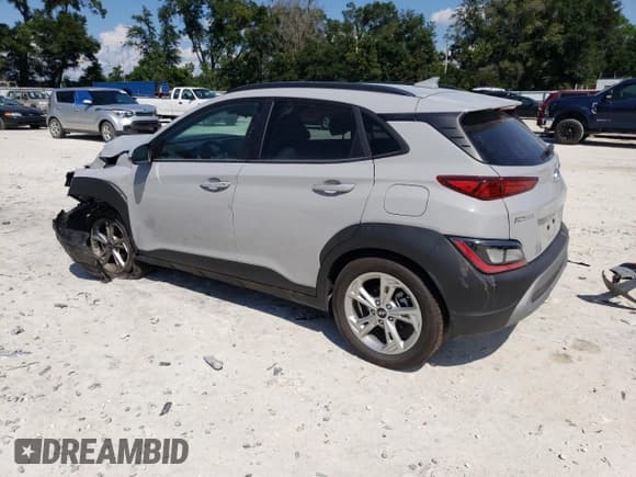 ✅ 2022 Hyundai Kona SEL • VIN: KM8K32AB0NU913123 • Лот: 72320064. Опубликован ранее на Copart с пробегом 15 049 миль. Бесплатный доступ к архиву аукционных продаж из США и подробный отчёт об истории автомобиля на DreamBid. Изображение 2.