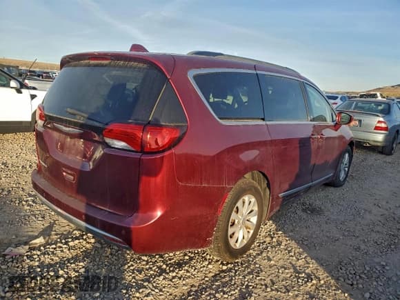 ✅ 2017 Chrysler Pacifica Touring L • VIN: 2C4RC1BG0HR627314 • Лот: 94179025. Опубликован ранее на Copart с пробегом 122 689 миль. Бесплатный доступ к архиву аукционных продаж из США и подробный отчёт об истории автомобиля на DreamBid. Изображение 3.