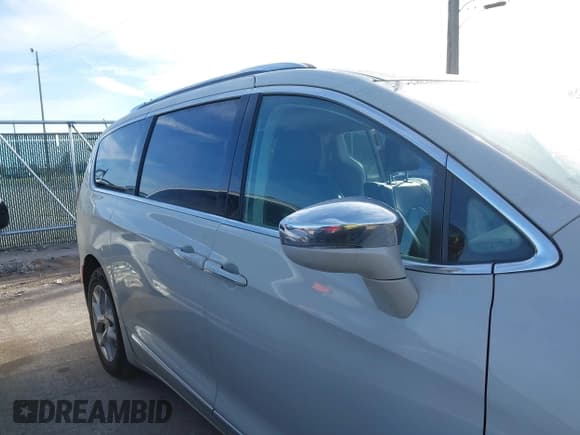 ✅ 2020 Chrysler Pacifica Limited • VIN: 2C4RC1GGXLR108949 • Лот: 43766006. Опубликован ранее на IAAI с пробегом 107 305 миль. Бесплатный доступ к архиву аукционных продаж из США и подробный отчёт об истории автомобиля на DreamBid. Изображение 13.