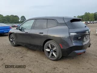 ✅ 2022 BMW iX xDrive50 • VIN: WB523CF05NCK47671 • Lot: 69265573. Wystawiony na Copart z przebiegiem 13 090 mil. Bezpłatny archiwum sprzedaży aukcyjnych z USA i szczegółowy raport historii pojazdu na DreamBid. Zdjęcie 2.