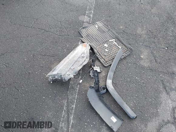 ✅ 2024 Toyota RAV4 Hybrid XSE • VIN: 4T3E6RFV8RU166447 • Lot: 41772469. Wystawiony na IAAI z przebiegiem 17 015 mil. Bezpłatny archiwum sprzedaży aukcyjnych z USA i szczegółowy raport historii pojazdu na DreamBid. Zdjęcie 17.