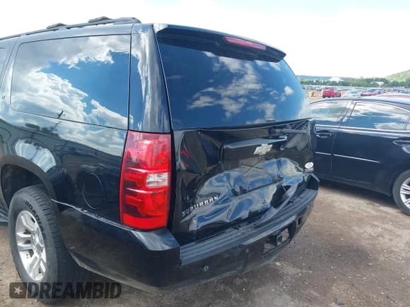 ✅ 2008 Chevrolet Suburban LTZ • VIN: 1GNFC160X8R252335 • Lot: 43109812. Wystawiony na IAAI z przebiegiem 324 571 mil. Bezpłatny archiwum sprzedaży aukcyjnych z USA i szczegółowy raport historii pojazdu na DreamBid. Zdjęcie 6.