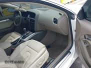 ✅ 2010 Audi A5 Premium Plus • VIN: WAULFAFR1AA034321 • Lot: 42255099. Wystawiony na IAAI z przebiegiem 129 786 mil. Bezpłatny archiwum sprzedaży aukcyjnych z USA i szczegółowy raport historii pojazdu na DreamBid. Zdjęcie 5.