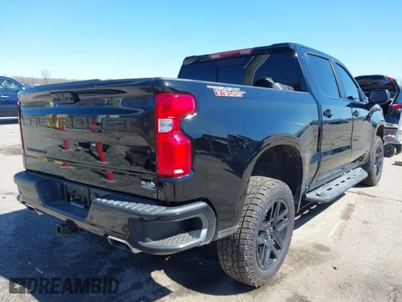 ✅ 2022 Chevrolet Silverado 1500 LT Trail Boss • VIN: 3GCUDFED3NG621160 • Lot: 41711947. Wystawiony na IAAI z przebiegiem 49 383 mil. Bezpłatny archiwum sprzedaży aukcyjnych z USA i szczegółowy raport historii pojazdu na DreamBid. Zdjęcie 4.