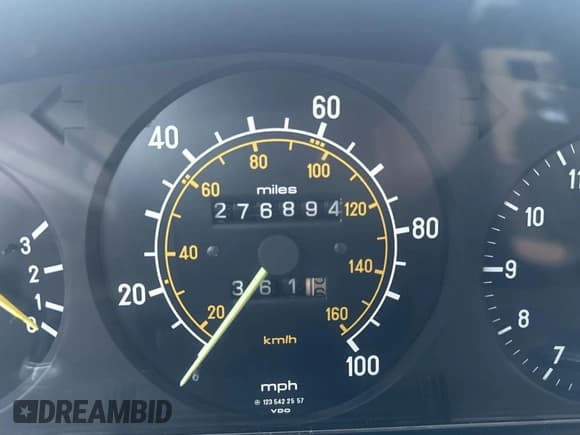 ✅ 1983 Mercedes-Benz 240 • VIN: WDBAB23A3DB410332 • Lot: 43086685. Wystawiony na Copart z przebiegiem 276 894 mil. Bezpłatny archiwum sprzedaży aukcyjnych z USA i szczegółowy raport historii pojazdu na DreamBid. Zdjęcie 8.