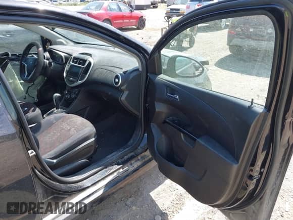 2020 Chevrolet Sonic LT с VIN 1G1JD6SB9L4104387, выставлен на аукционе IAAI как лот 42356127 с пробегом 125 111 миль миль и . История ставок и продаж доступна на DreamBid. Изображение 5.