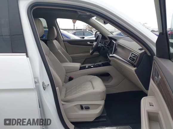 ✅ 2024 Volkswagen Atlas SEL Premium R-Line • VIN: 1V2FR2CA7RC543176 • Lot: 42358945. Wystawiony na IAAI z przebiegiem 7 066 mil. Bezpłatny archiwum sprzedaży aukcyjnych z USA i szczegółowy raport historii pojazdu na DreamBid. Zdjęcie 5.