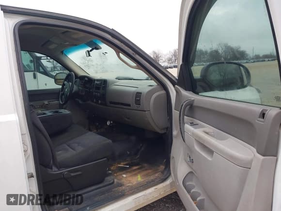 ✅ 2010 Chevrolet Silverado 2500HD Work Truck • VIN: 1GC4KVBG4AF141364 • Лот: 43751303. Опубликован ранее на IAAI с пробегом 301 215 миль. Бесплатный доступ к архиву аукционных продаж из США и подробный отчёт об истории автомобиля на DreamBid. Изображение 5.