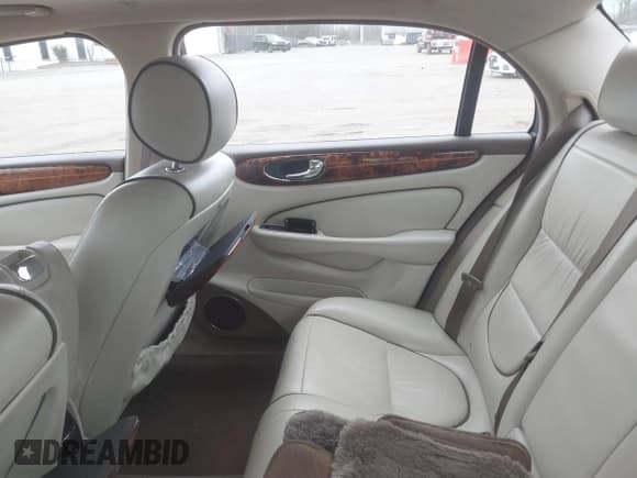 ✅ 2007 Jaguar XJ Vanden Plas • VIN: SAJWA82BX7SH11650 • Лот: 41243103. Опубликован ранее на IAAI с пробегом Не указан. Бесплатный доступ к архиву аукционных продаж из США и подробный отчёт об истории автомобиля на DreamBid. Изображение 8.