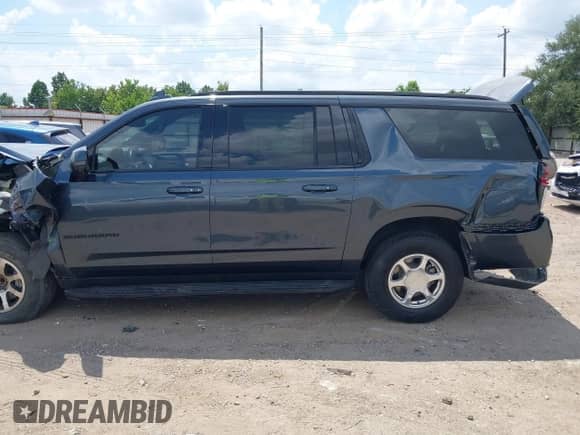✅ 2021 Chevrolet Suburban RST • VIN: 1GNSCEKD5MR228825 • Lot: 42916245. Wystawiony na IAAI z przebiegiem 52 657 mil. Bezpłatny archiwum sprzedaży aukcyjnych z USA i szczegółowy raport historii pojazdu na DreamBid. Zdjęcie 14.