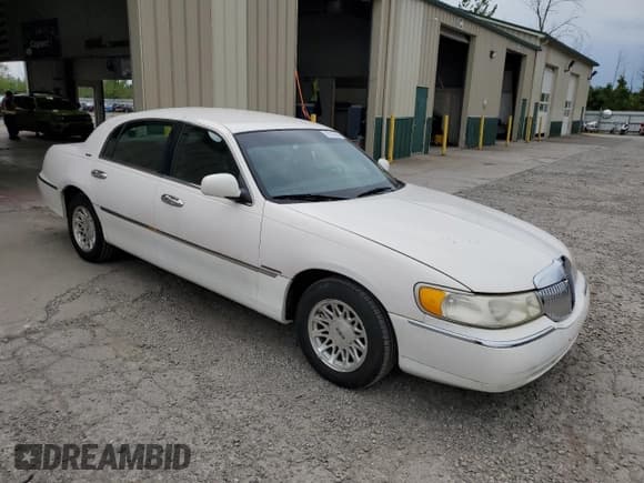 ✅ 1998 Lincoln Town Car Signature • VIN: 1LNFM82W1WY723330 • Lot: 70210235. Listed on Copart with 87,103 mi. Free auction sales archive from the USA and detailed vehicle history report at DreamBid. Image 4.