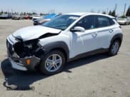 ✅ 2021 Hyundai Kona SE • VIN: KM8K12AA4MU601821 • Лот: 58746413. Опубликован ранее на Copart с пробегом 17 702 миль. Бесплатный доступ к архиву аукционных продаж из США и подробный отчёт об истории автомобиля на DreamBid. Изображение 1.