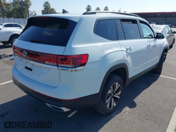 ✅ 2024 Volkswagen Atlas SE • VIN: 1V2DR2CA3RC563156 • Lot: 43519901. Listed on IAAI with 22,579 mi. Free auction sales archive from the USA and detailed vehicle history report at DreamBid. Image 4.