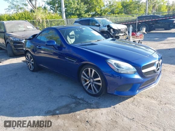 ✅ 2017 Mercedes-Benz SLC 300 • VIN: WDDPK3JA0HF127797 • Lot: 43780792. Wystawiony na IAAI z przebiegiem 58 673 mil. Bezpłatny archiwum sprzedaży aukcyjnych z USA i szczegółowy raport historii pojazdu na DreamBid. Zdjęcie 1.