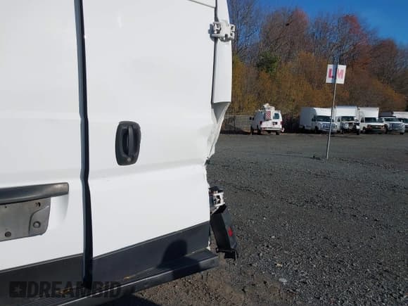 ✅ 2020 Ram ProMaster Cargo • VIN: 3C6TRVDG6LE132996 • Lot: 43383289. Wystawiony na IAAI z przebiegiem 121 593 mil. Bezpłatny archiwum sprzedaży aukcyjnych z USA i szczegółowy raport historii pojazdu na DreamBid. Zdjęcie 18.