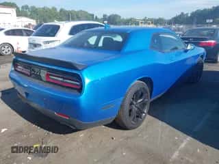 2018 Dodge Challenger SXT z VIN 2C3CDZAG7JH333962, wystawiony jako IAAI lot #43349649 z przebiegiem 193 633 mil mil oraz . Historia ofert i sprzedaży dostępna na DreamBid. Obrazek 4.