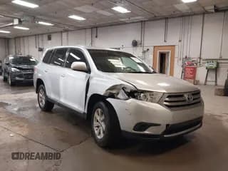 ✅ 2013 Toyota Highlander • VIN: 5TDBK3EH1DS239689 • Лот: 42504828. Опубликован ранее на IAAI с пробегом 176 070 миль. Бесплатный доступ к архиву аукционных продаж из США и подробный отчёт об истории автомобиля на DreamBid. Изображение 1.
