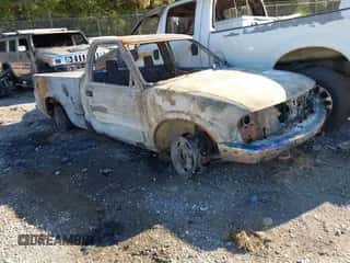 2000 Chevrolet S-10 LS with VIN 1GCDT14W3YK137589, listed as a IAAI auction lot 43352291 with Not provided miles and . Bid and sale history available at DreamBid. Image 1.