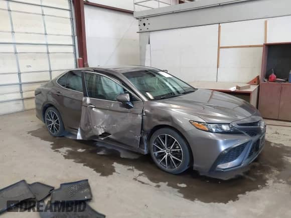 2021 Toyota Camry SE with VIN 4T1G11BK1MU040291, listed as a IAAI auction lot 42707325 with 39,267 mi miles and . Bid and sale history available at DreamBid. Image 1.