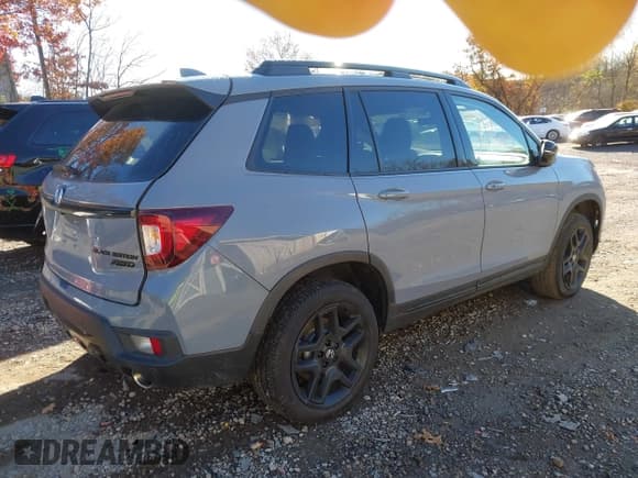 ✅ 2025 Honda Passport Black Edition • VIN: 5FNYF8H87SB006618 • Lot: 43617166. Listed on IAAI with 9,314 mi. Free auction sales archive from the USA and detailed vehicle history report at DreamBid. Image 4.