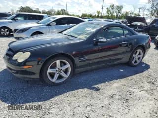 ✅ 2005 Mercedes-Benz SL 500 • VIN: WDBSK75F15F092523 • Лот: 80613245. Опубликован ранее на Copart с пробегом Не указан. Бесплатный доступ к архиву аукционных продаж из США и подробный отчёт об истории автомобиля на DreamBid. Изображение 1.