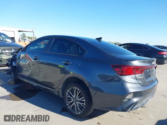 ✅ 2024 Kia Forte GT-Line • VIN: 3KPF54AD1RE725714 • Lot: 43592157. Wystawiony na IAAI z przebiegiem 21 786 mil. Bezpłatny archiwum sprzedaży aukcyjnych z USA i szczegółowy raport historii pojazdu na DreamBid. Zdjęcie 3.