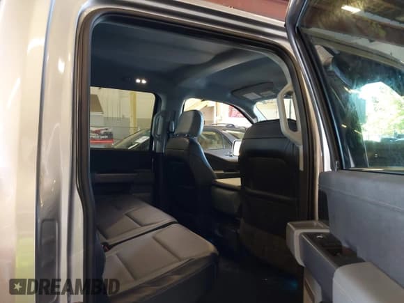 ✅ 2022 Ford F-150 XLT • VIN: 1FTFW1ED8NFB82285 • Lot: 43395501. Wystawiony na IAAI z przebiegiem 41 542 mil. Bezpłatny archiwum sprzedaży aukcyjnych z USA i szczegółowy raport historii pojazdu na DreamBid. Zdjęcie 8.