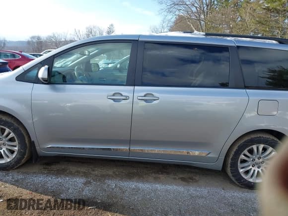 ✅ 2014 Toyota Sienna XLE • VIN: 5TDYK3DC5ES510156 • Lot: 43828821. Listed on IAAI with 233,799 mi. Free auction sales archive from the USA and detailed vehicle history report at DreamBid. Image 15.