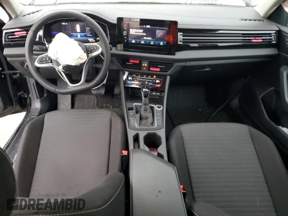 ✅ 2025 Volkswagen Jetta S • VIN: 3VW5X7BU5SM051520 • Лот: 82008215. Опубликован ранее на Copart с пробегом 16 330 миль. Бесплатный доступ к архиву аукционных продаж из США и подробный отчёт об истории автомобиля на DreamBid. Изображение 8.