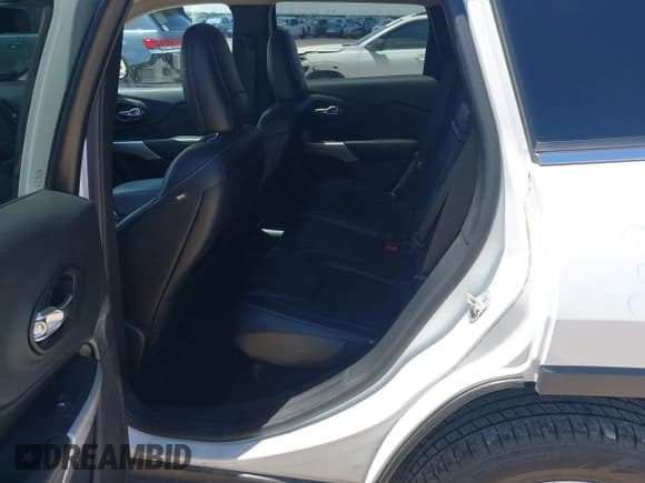 ✅ 2018 Jeep Cherokee Latitude Plus • VIN: 1C4PJMLX5JD522242 • Lot: 43051949. Listed on IAAI with 47,939 mi. Free auction sales archive from the USA and detailed vehicle history report at DreamBid. Image 8.